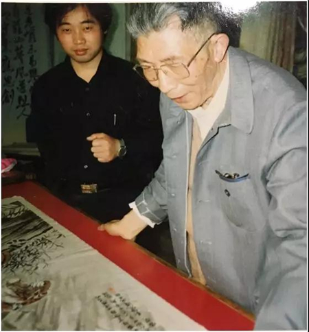 1995年费永明(左)和师父严桂荣在上海文史馆装裱室