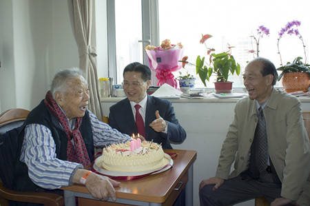 人物风采 会员动态 徐之河长期从事经济管理和中国